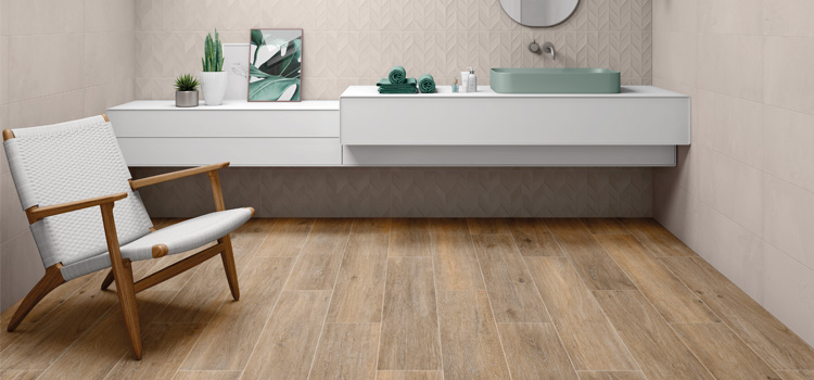 Carrelage imitation parquet dans la salle de bain